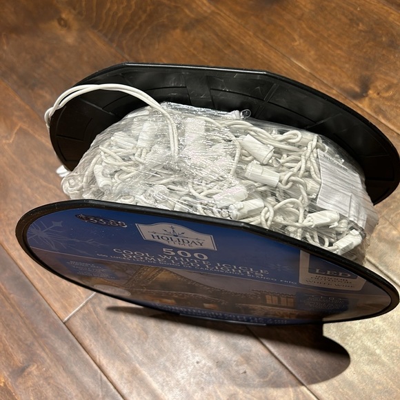 HOLIDAY TIME 500 COOL WHITE ICICLE Dome Indoor/OUTDOOR WHITE WIRE LED LIGHTS - Picture 2 of 3